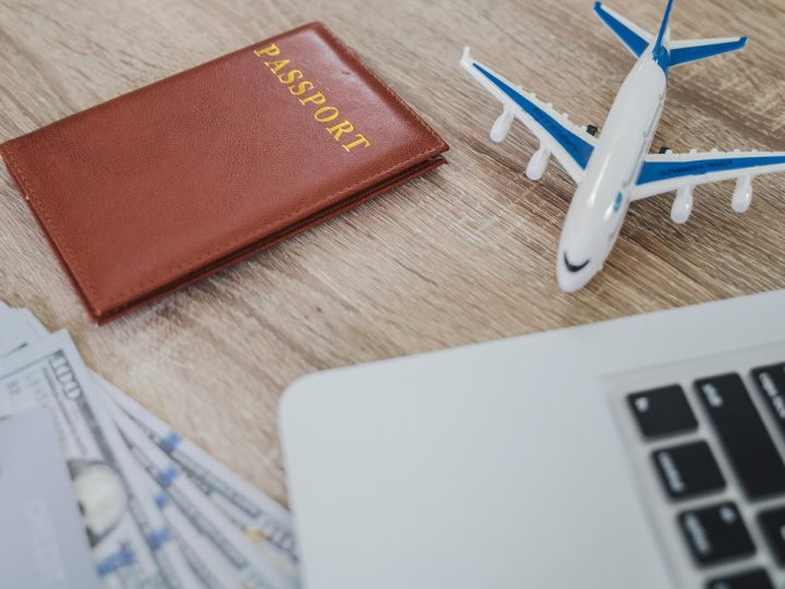 Mistero in volo: economista russo arriva negli USA senza biglietto e documenti