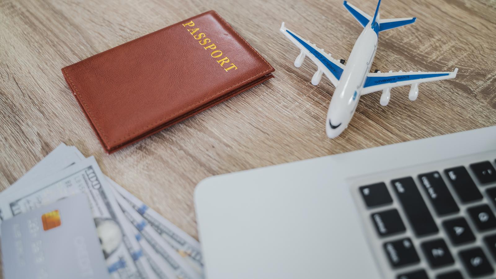 Mistero in volo: economista russo arriva negli USA senza biglietto e documenti