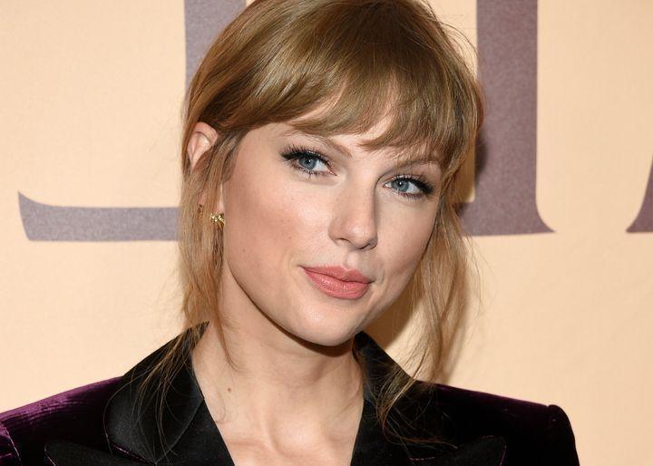Taylor Swift vittima di deepfake: X blocca la ricerca!