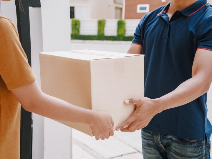 Gigante del e-commerce sotto fuoco: Amazon accusata di ingannare i clienti con prezzi gonfiati